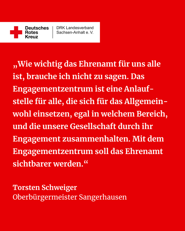Roter Hintergrund, auf dem ein weißes Zitat des Oberbürgermeisters der Stadt Sangerhausen. Oben links ist das Logo des Deutschen Roten Kreuz