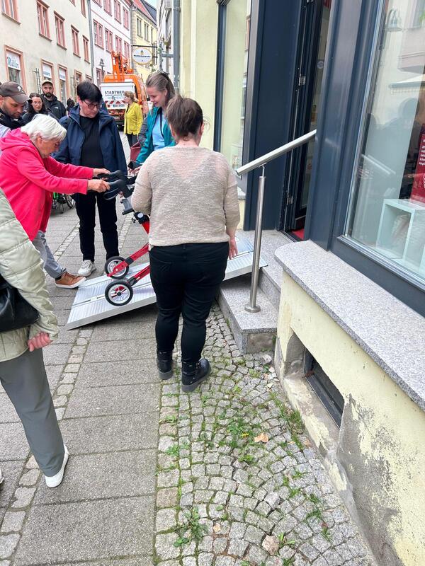 Menschen mit und ohne Rollator unterwegs in Sangerhausen