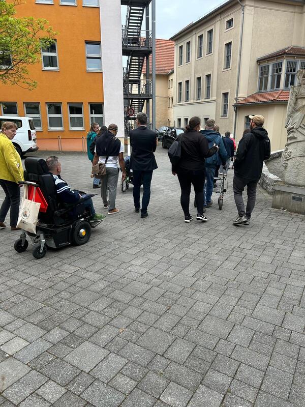 Menschen mit und ohne Behinderung unterwegs in Sangerhausen