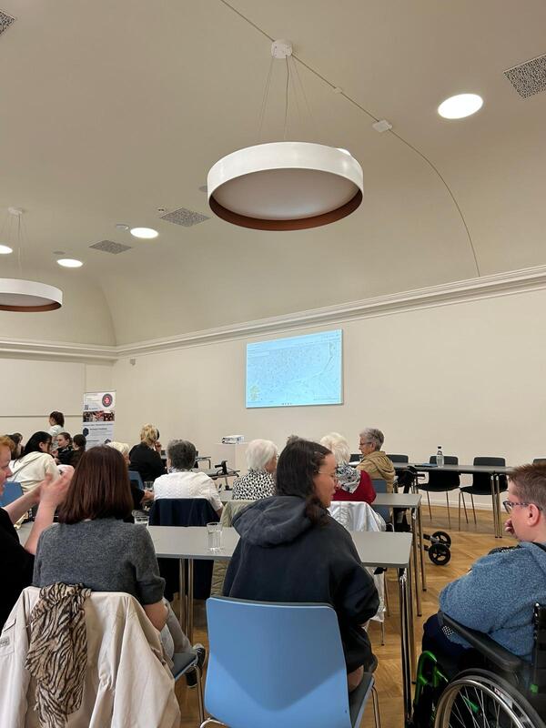 Menschen mit und ohne Behinderung sind zusammengekommen, um den Ablauf der Wheelmap-Aktion zu besprechen.