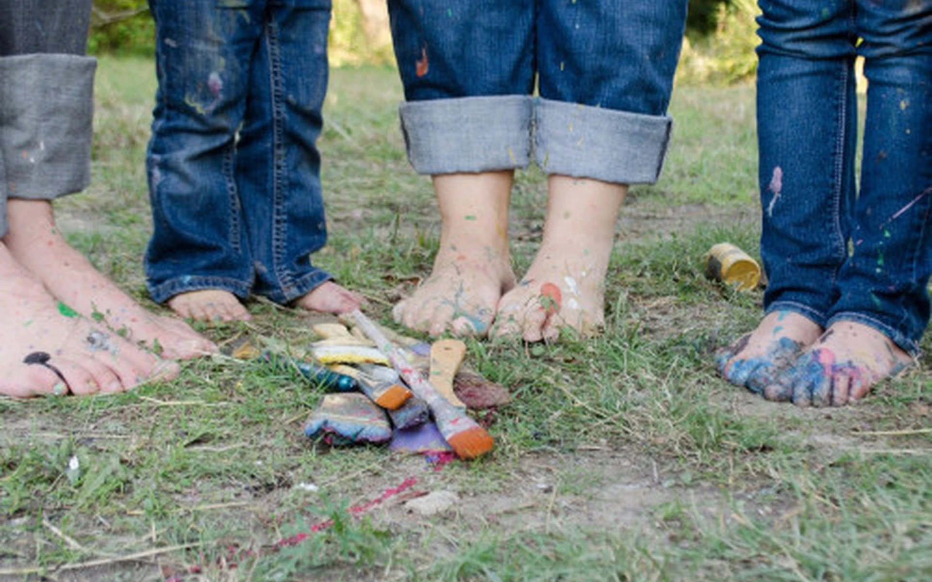 Vier Personen barfuss