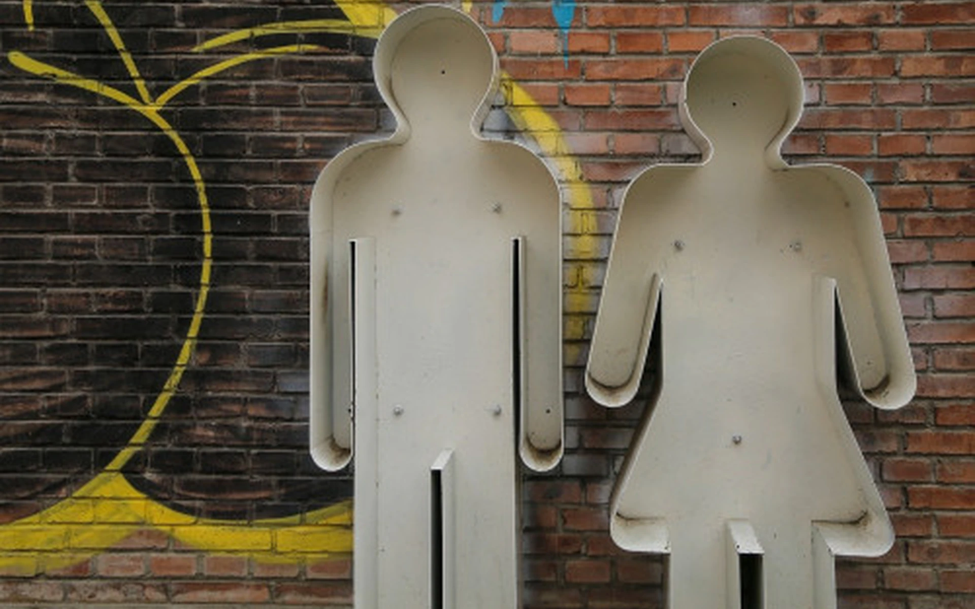 Figuren von Männern und Frauen